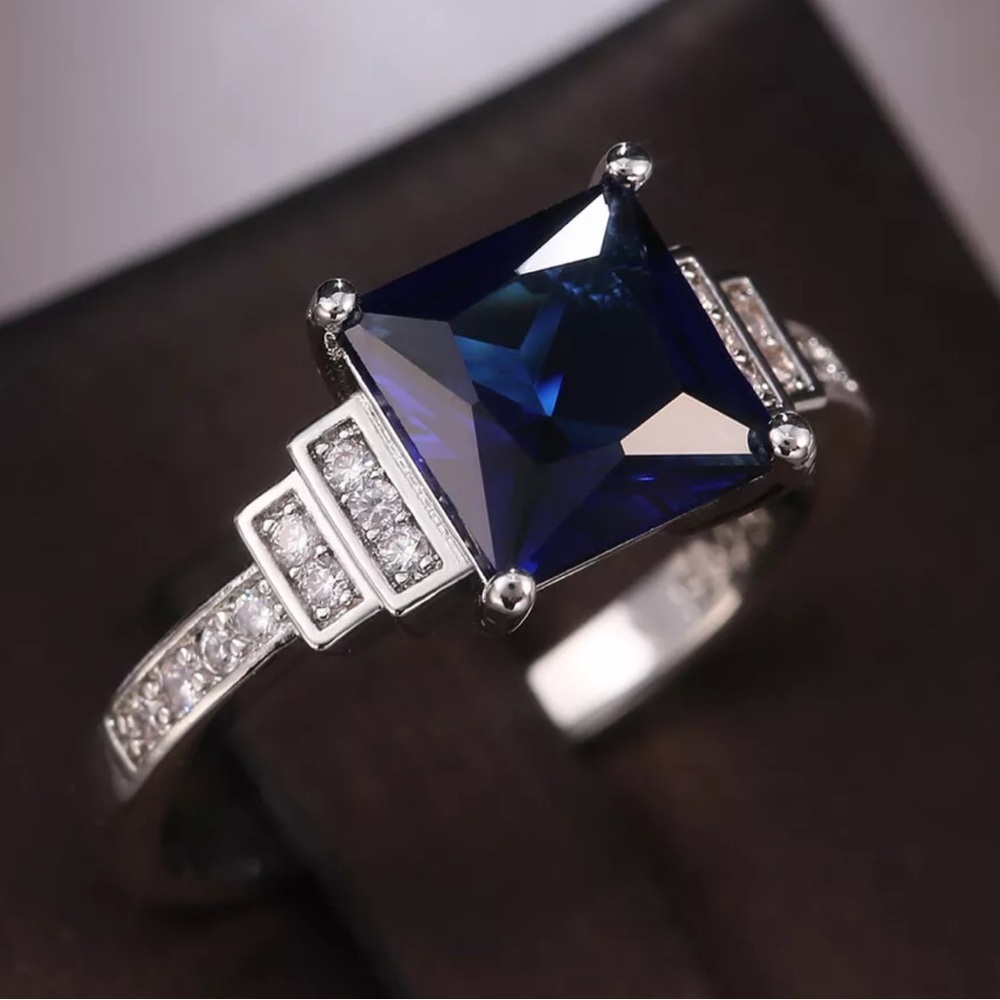 PRINCESS CUT WEDDING RING - Picture 6 of 8